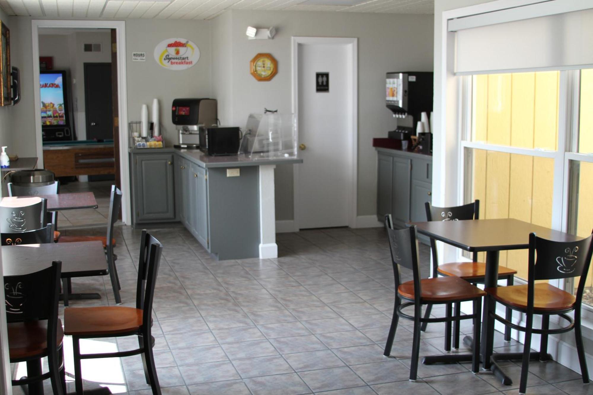Super 8 By Wyndham Higginsville Exterior photo
