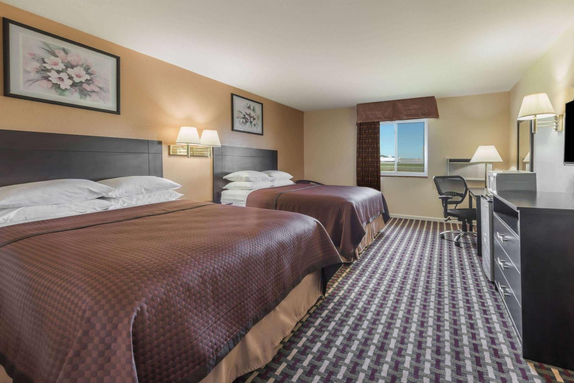 Super 8 By Wyndham Higginsville Exterior photo